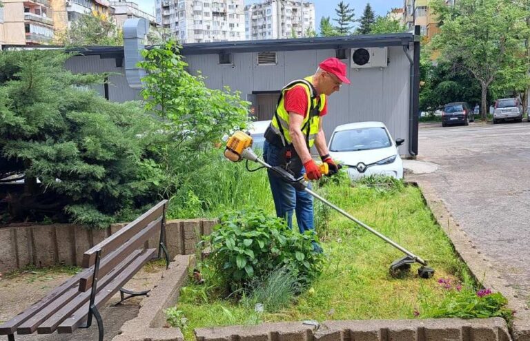 Косенето на тревните площи в Русе продължава