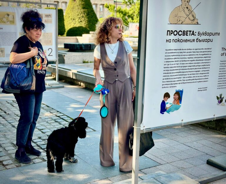 Изложбата „Букварите на поколения българи“ беше открита на пл. „Свобода“ в Русе